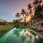 Charming Wooden Villa 5 BR Ubud w Staff