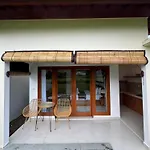 Putih Dcarik Ubud