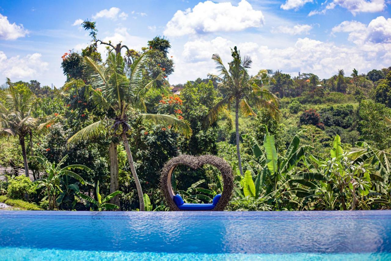 Wake In Paradise And Luxury Lebah