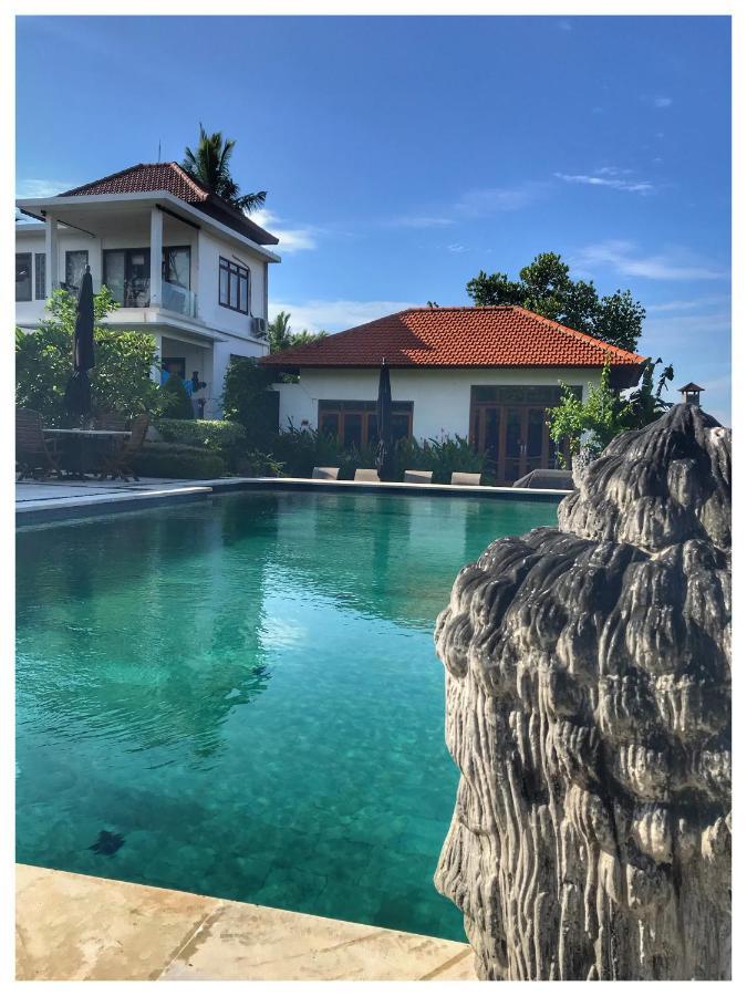 Wake In Paradise And Luxury Lebah
