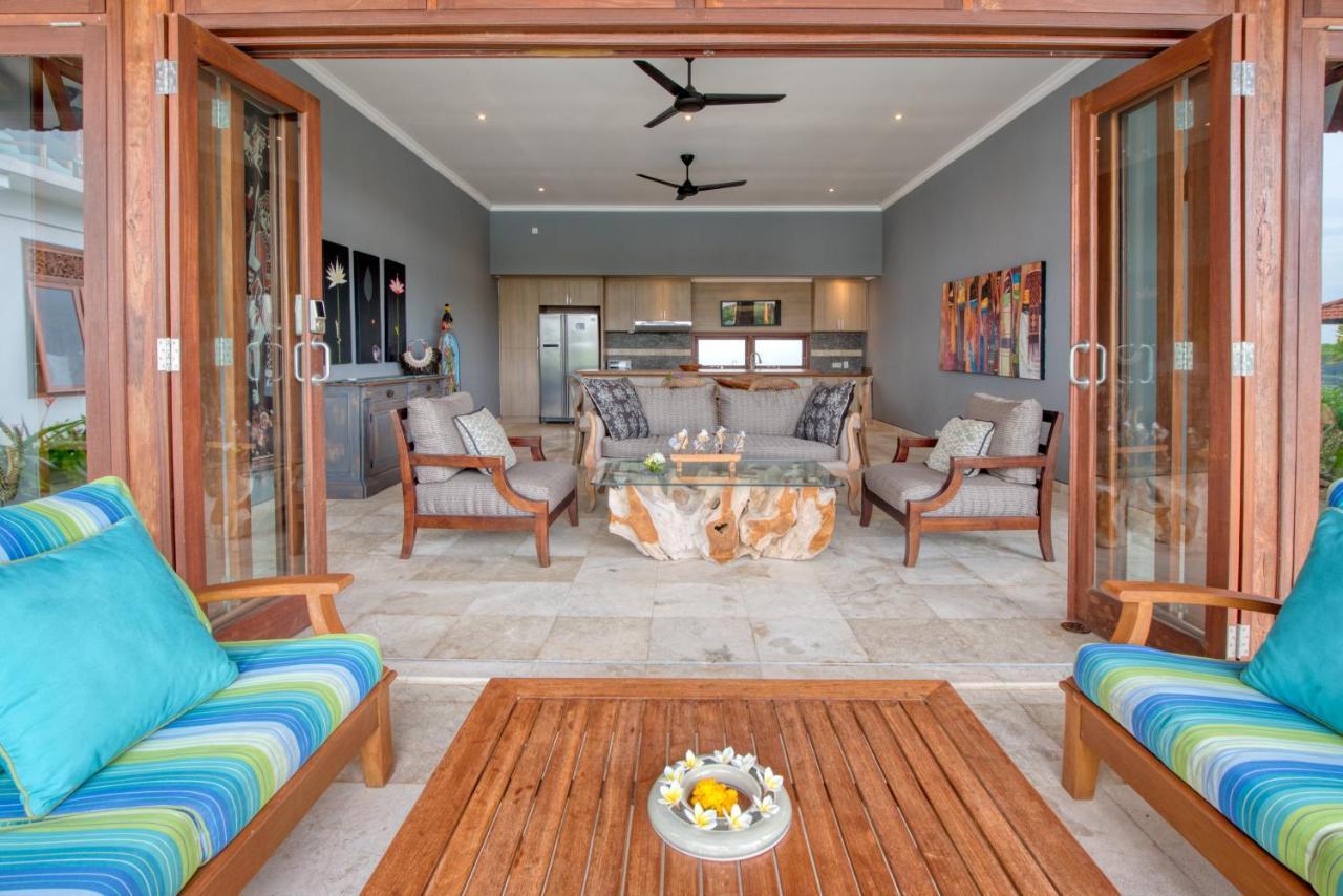 Wake In Paradise And Luxury Lebah