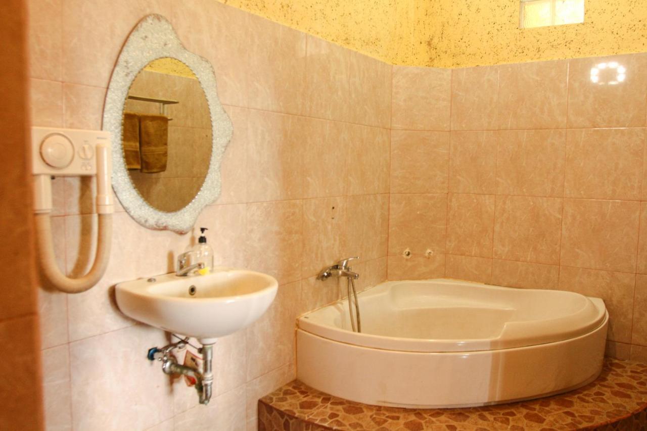 Bed & Breakfast Kubu Sari *