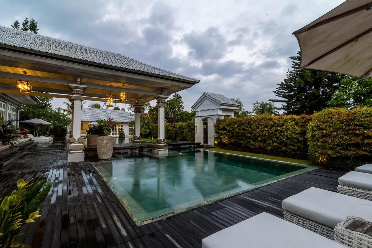 Villa Symphony White By Balisuperhost *