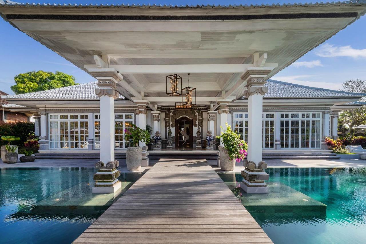 Villa Symphony White By Balisuperhost *
