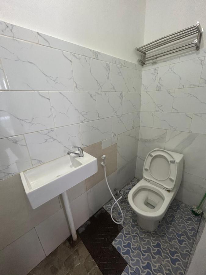 White Sandat *