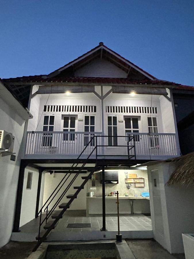 White Sandat Ubud