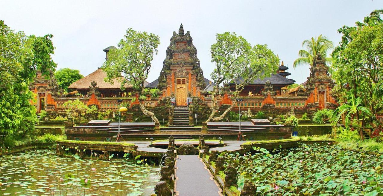 2 Minutes To Monkey Forest Hotel 3*