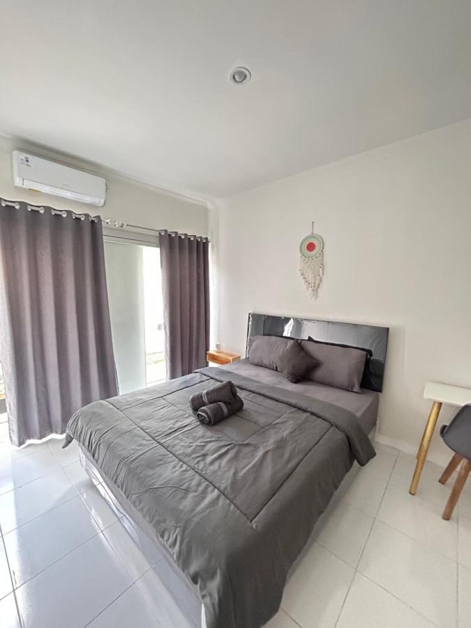 Guest house White Sandat