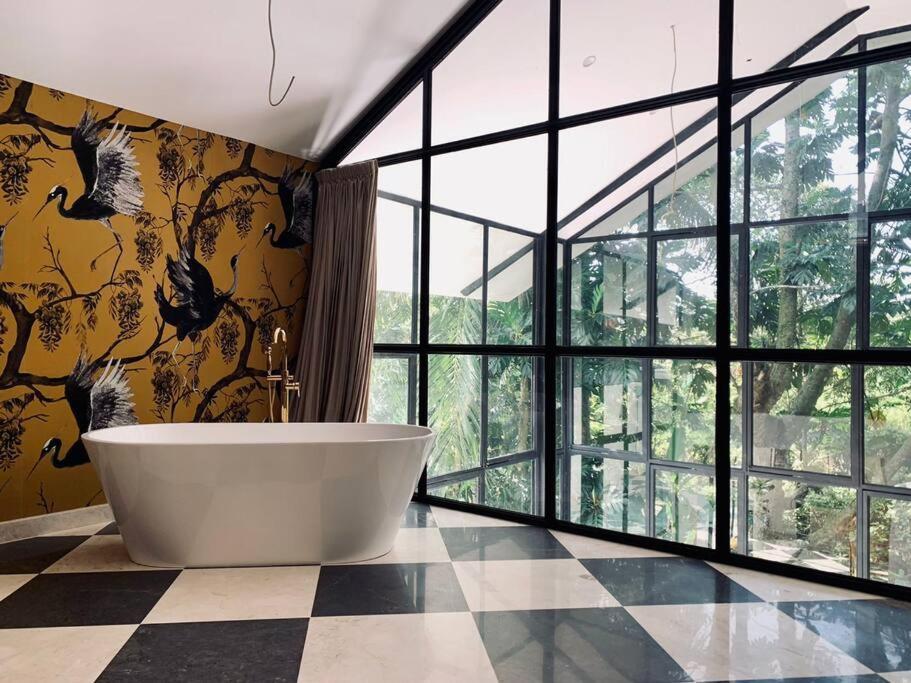 Villa Macblyn, *