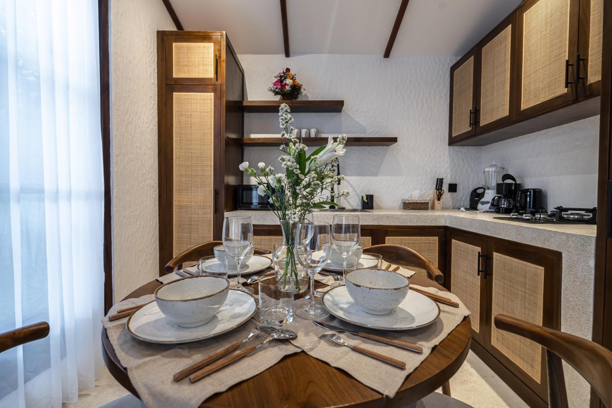 Villa Moonlight Evdekimi - Stylish 2br Escape With Tropical Garden And Pool - Long Extras *