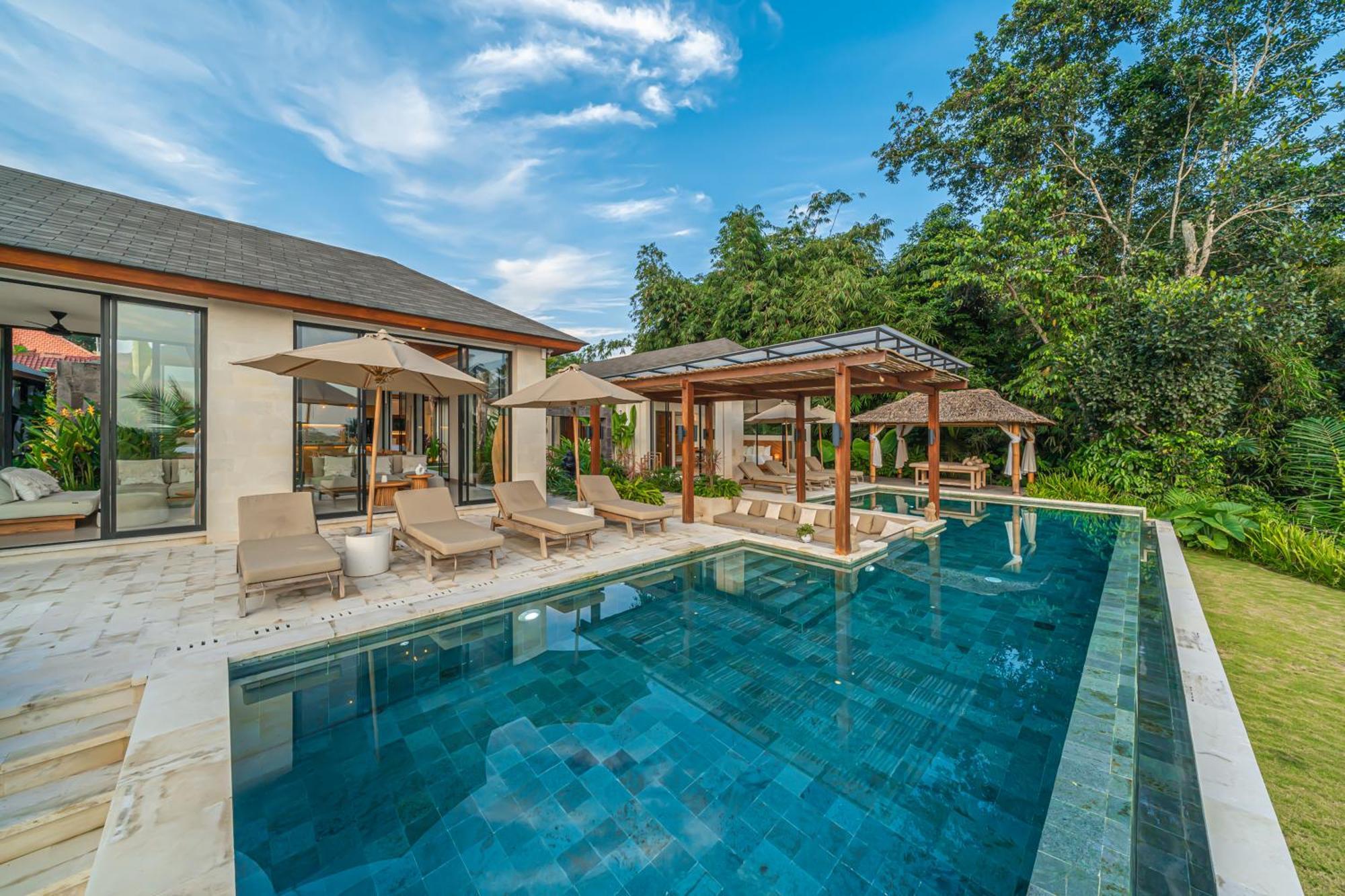 Villa Rosita - Stunning 5br - Sauna, Gym, Rice Field Views Ubud