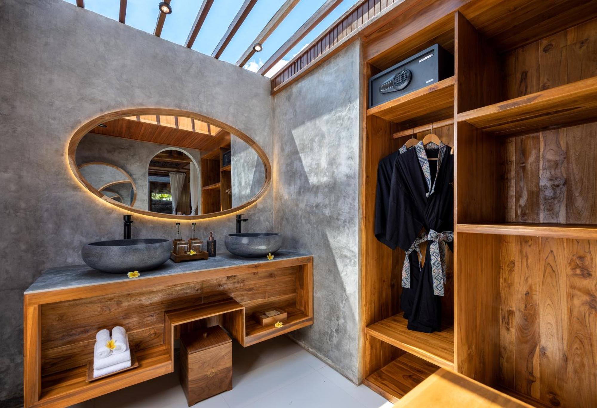 Lasamana By Pramana Vila *