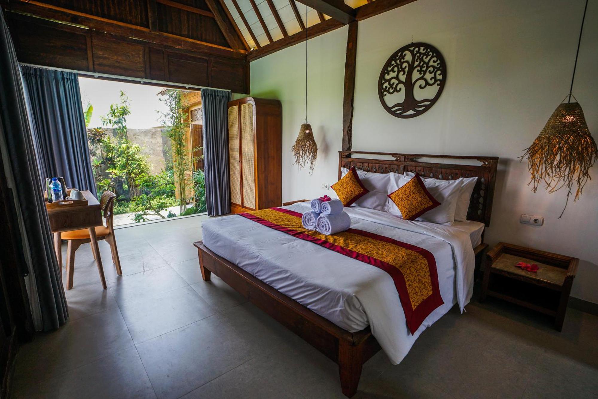 Rumah Tengah Sawah Villa