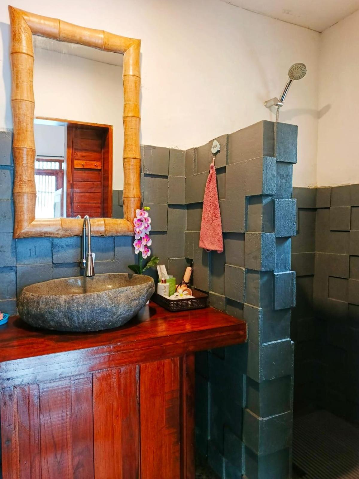 Malathi Wooden House With Pool View Vila
