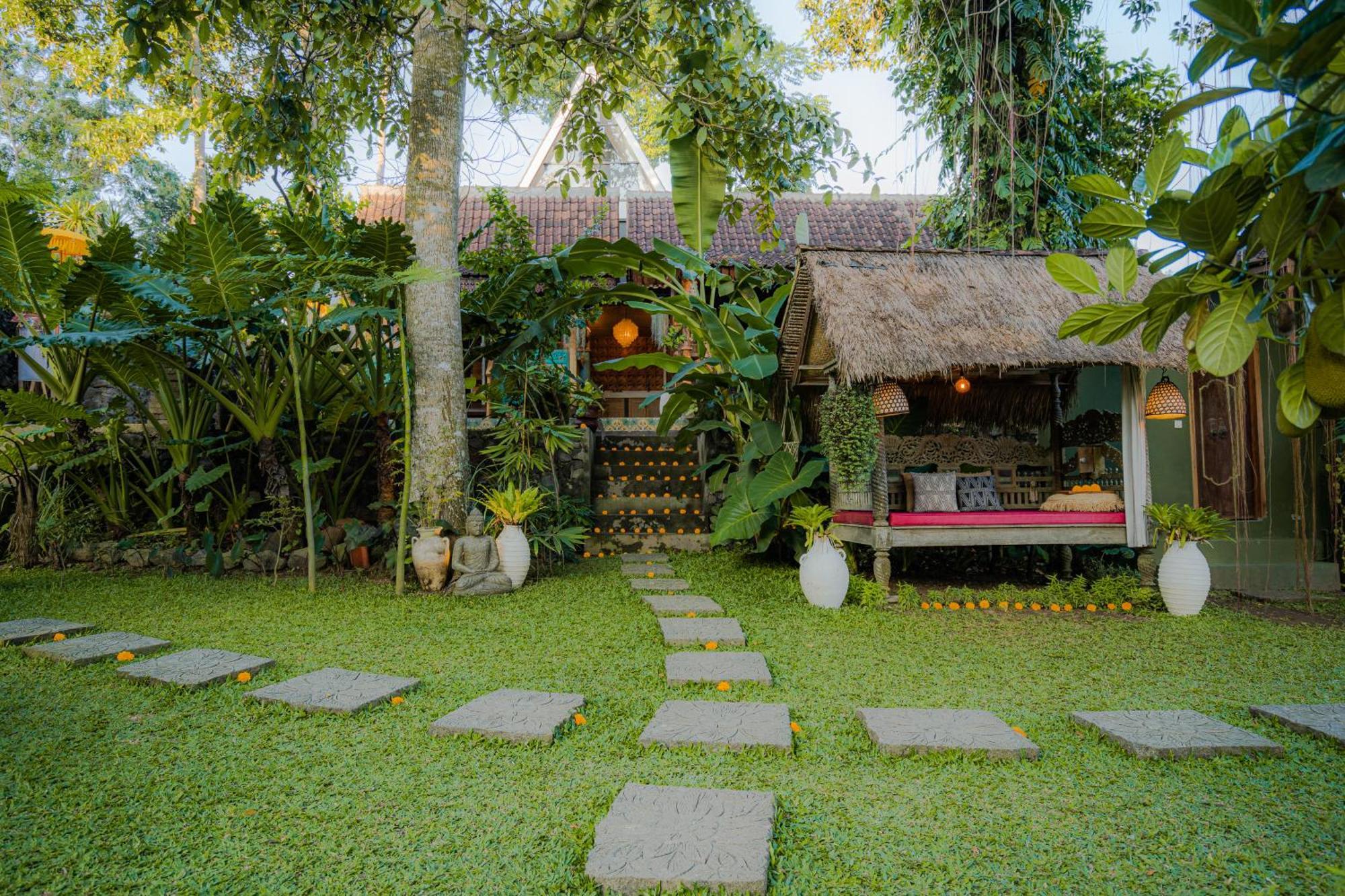 Chalet Tropical Traditional Indonesian Wooden In *