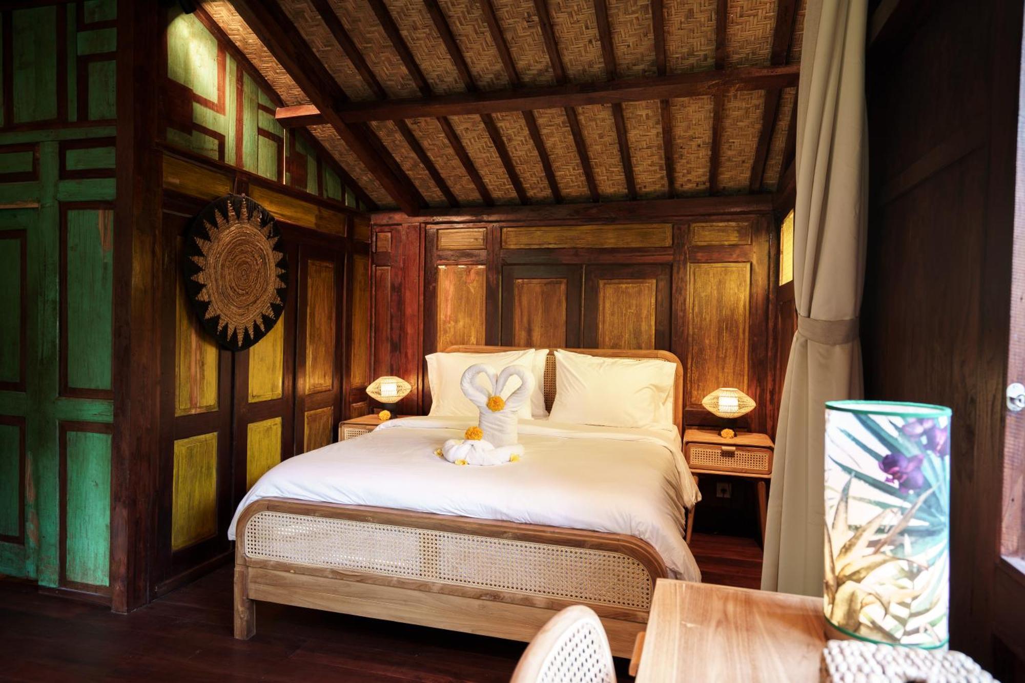 Chalet Tropical Traditional Indonesian Wooden In *