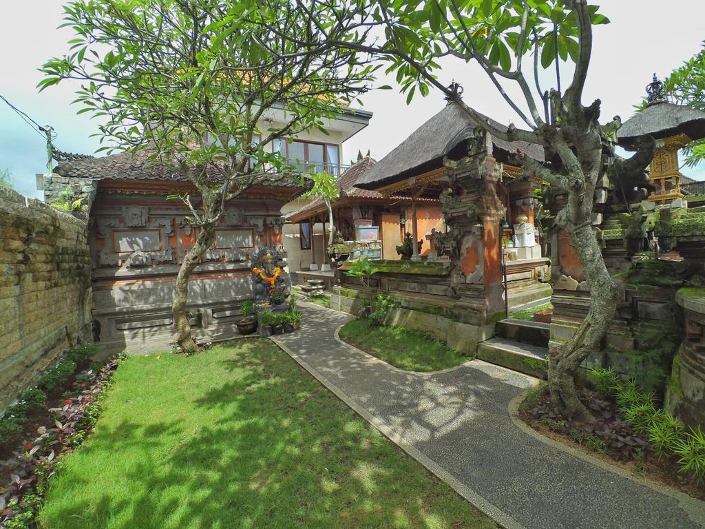 Kubu Taman Homestay *