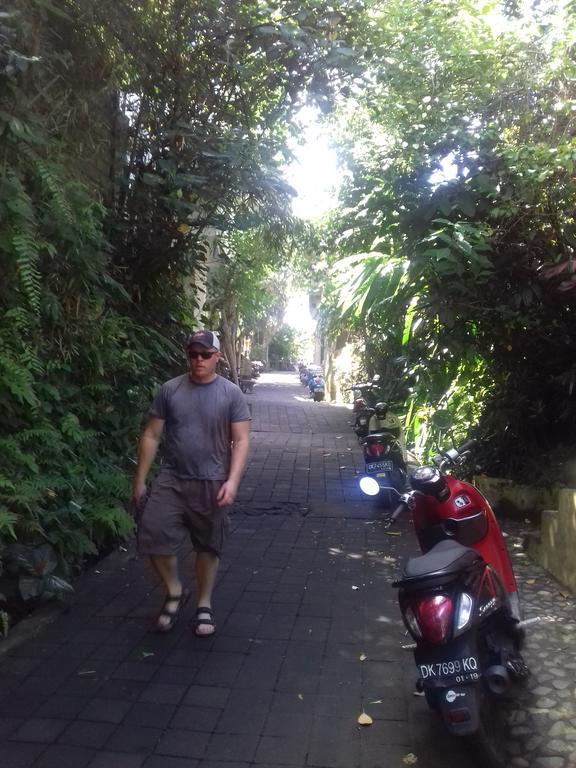 Ketut Kartika Vila *