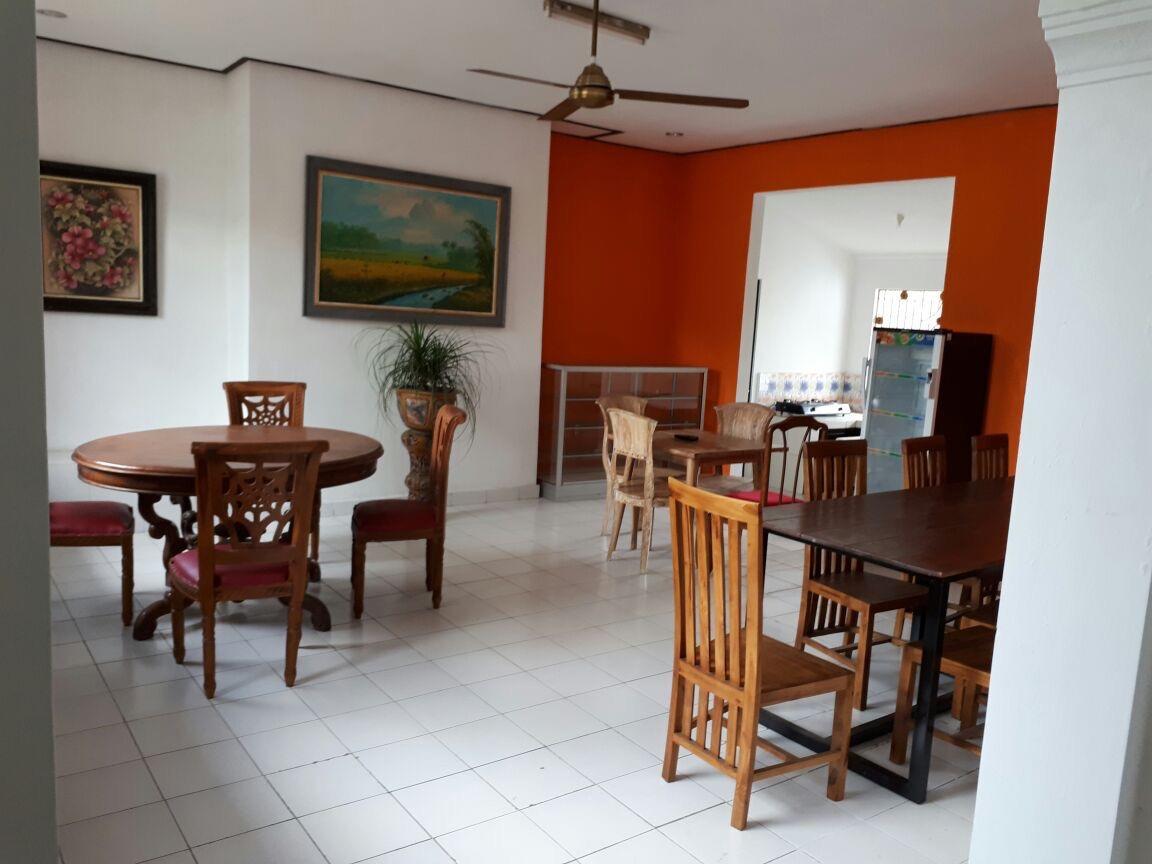 Hostel Anggrek Mas Bed & Breakfast