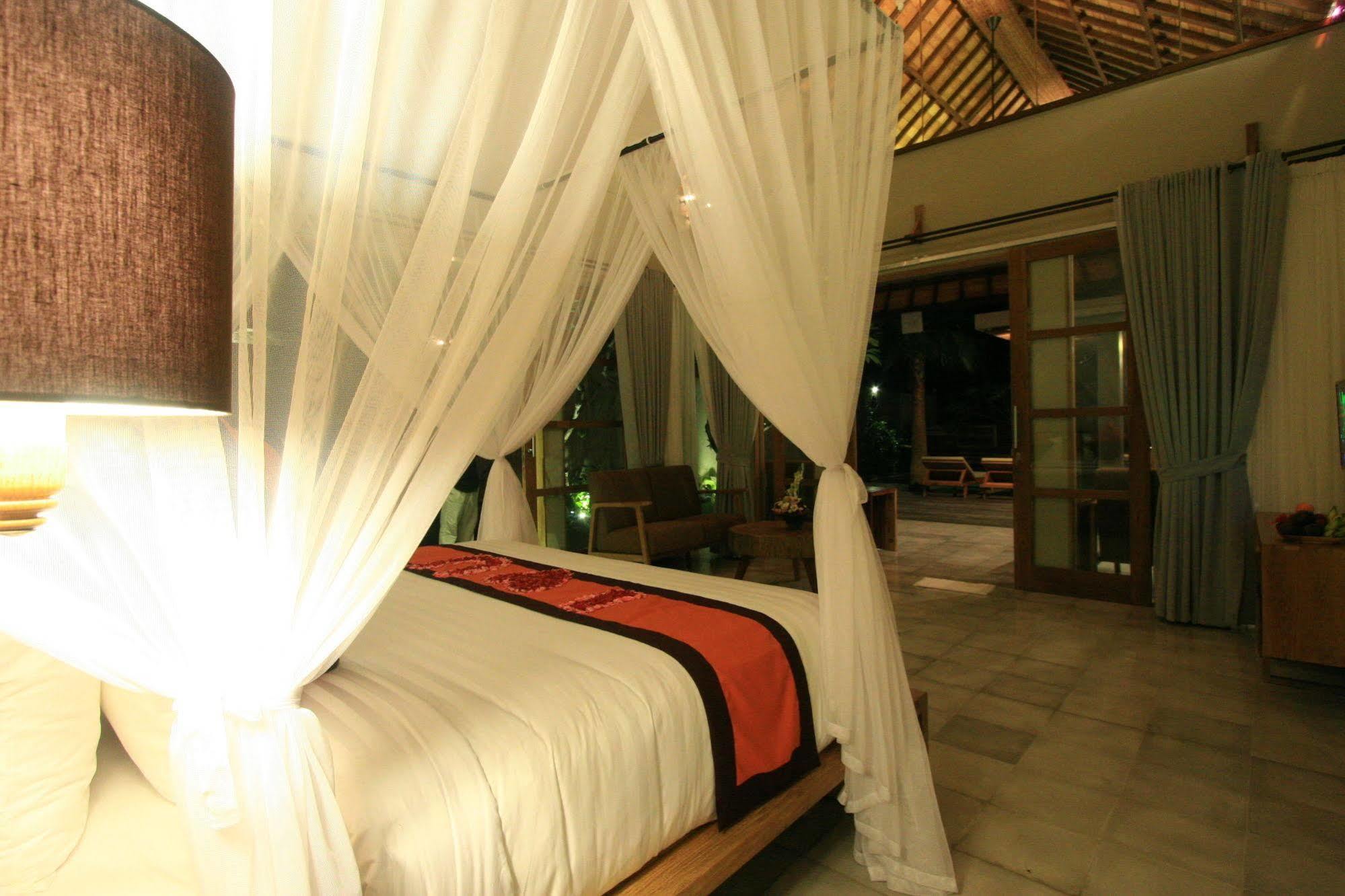 Kayu Lama Villa *