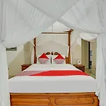 Oyo 90640 Agung Kartini Villa
