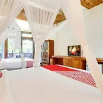 Oyo 90640 Agung Kartini Villa