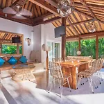 Villa Ketenangan, Sumptuous 3Br Villa With Tropical Vibes In Ubud Area