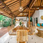 Villa Ketenangan, Sumptuous 3Br Villa With Tropical Vibes In Ubud Area