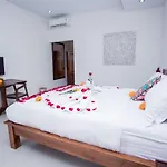 Villa Popolan And Guest House