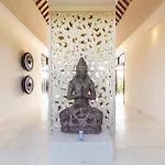 Spacious And Luxury Modern Villa With Huge Garden And Pool