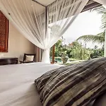 Spacious And Luxury Modern Villa With Huge Garden And Pool