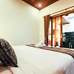Dua Art Villa 2: Creative Space Near Titibatu Club