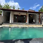 Pis Bolong House