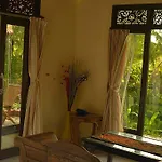 Deta Junjungan Rice Field Villa