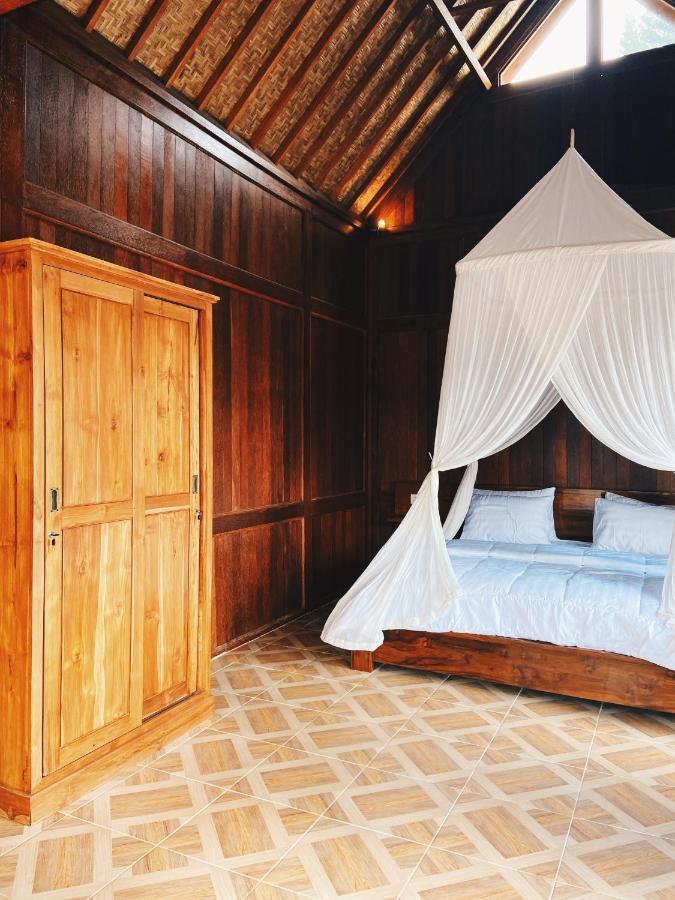 Pondok Seken Wooden *