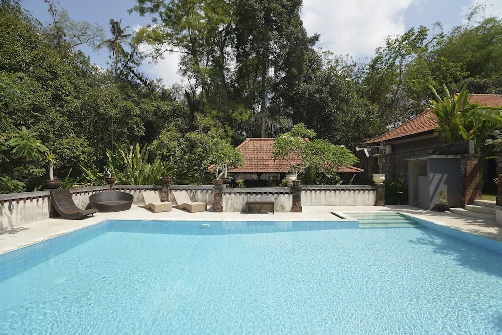 Sayan Kubu Hotel 3*