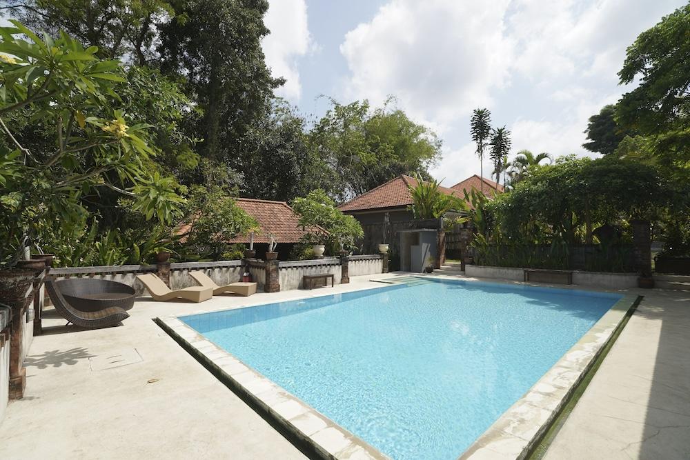 Sayan Kubu Hotel 3*