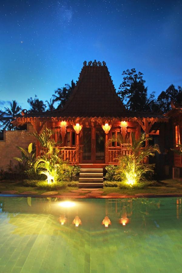 Romantic Deluxe 0ne Bedroom Wooden 2 Bed & Breakfast Ubud (Bali)