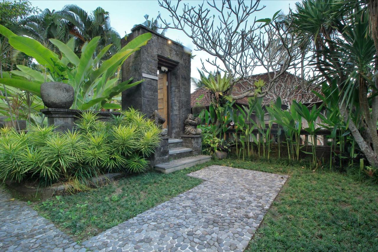 Mekar Vila *