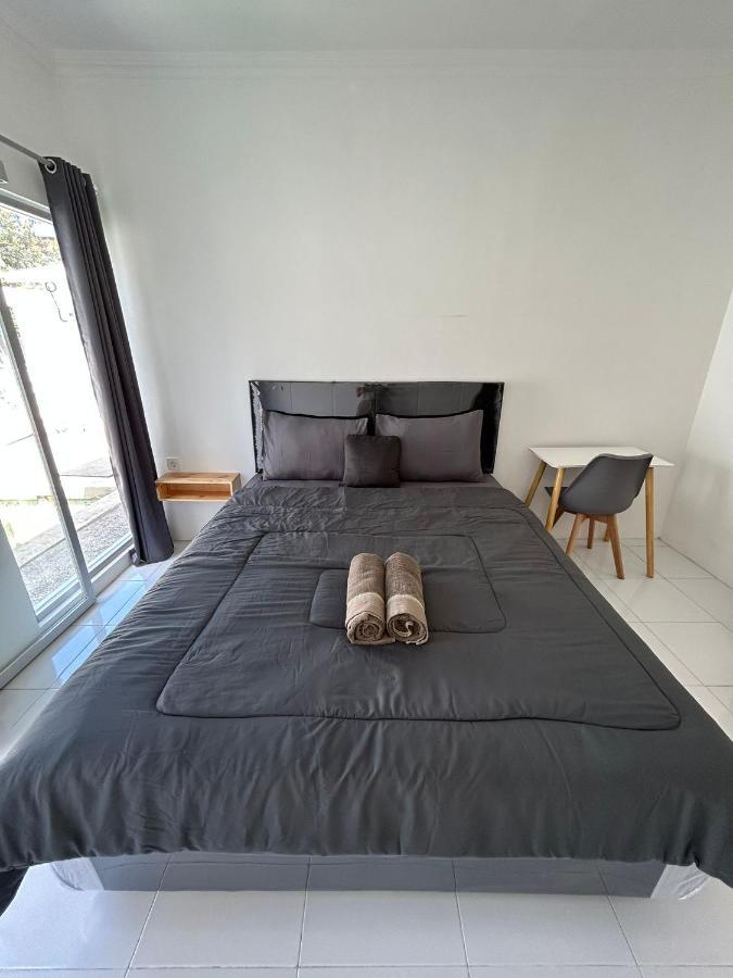 Guest house White Sandat