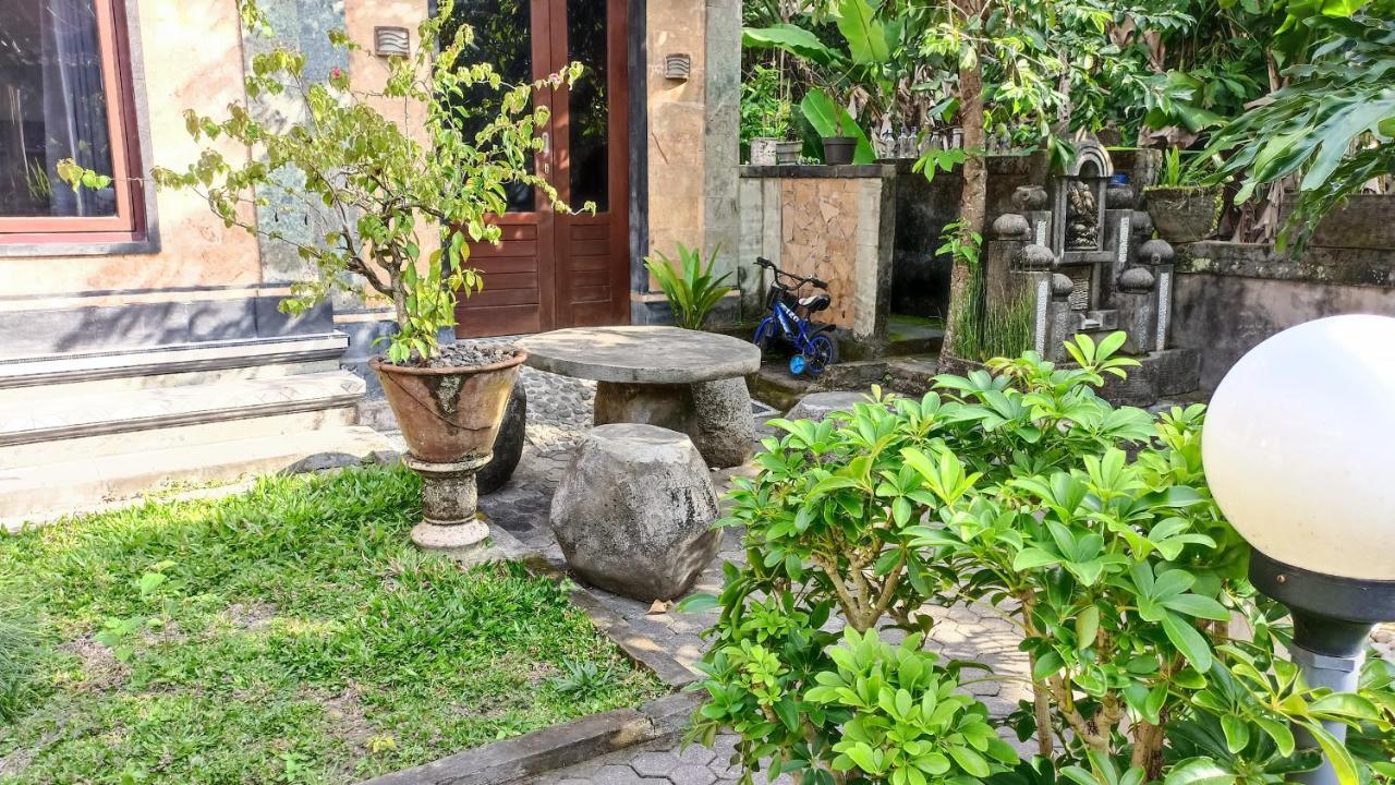 Caraka House Guest house *