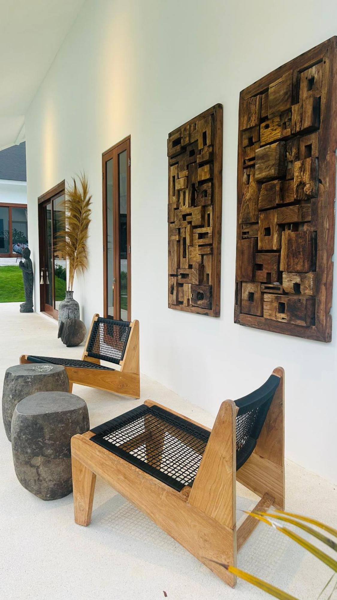 Modern And Stylish 3 Bedroom Villa *