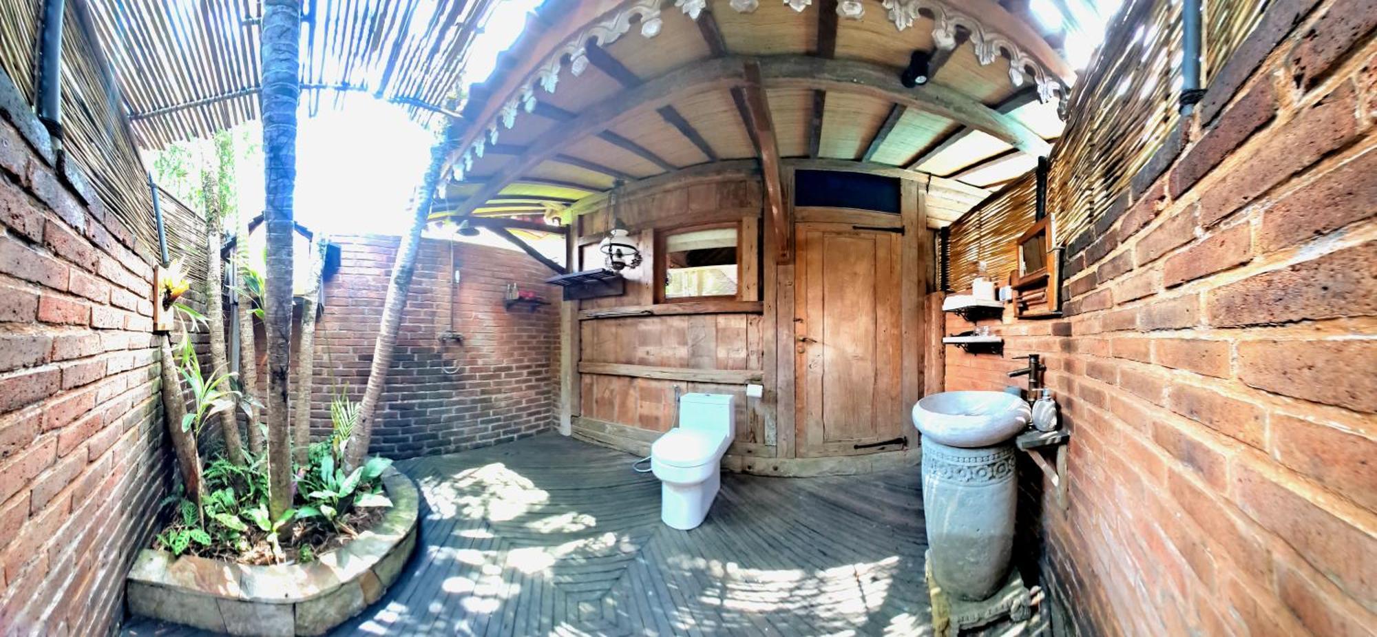Ayu Dira Heritage House Villa