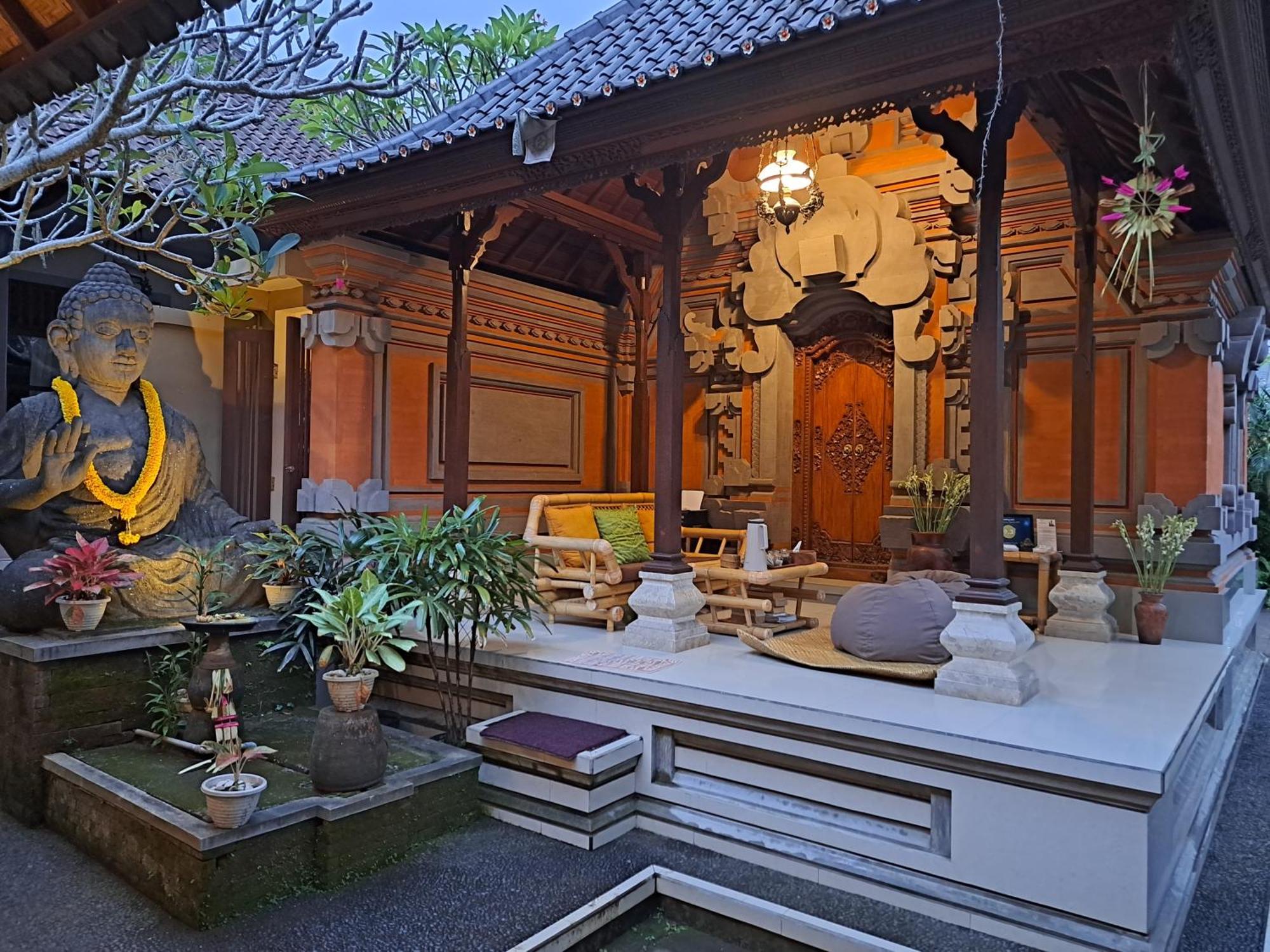 Sahadewa House 2*