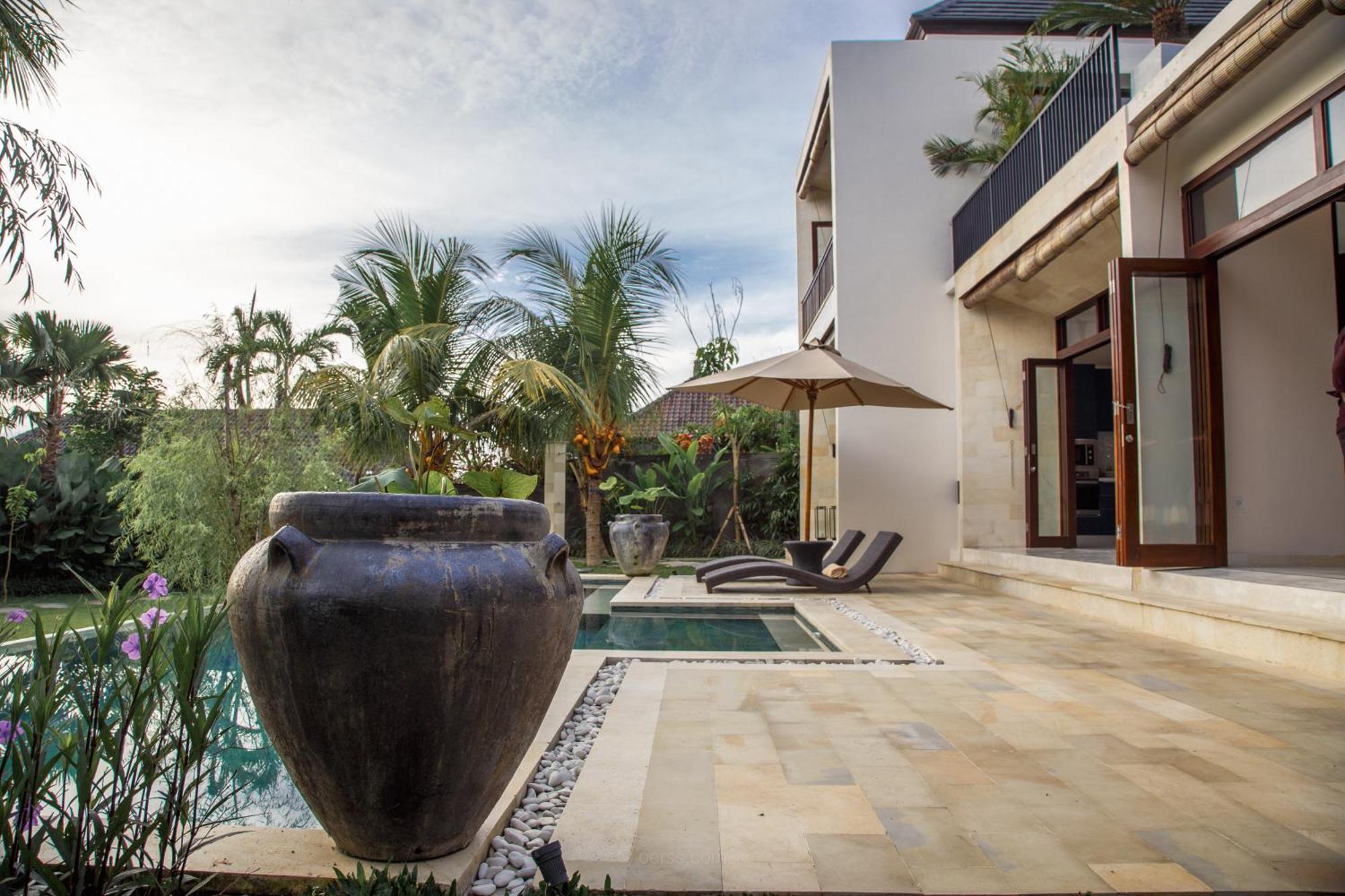 Spacious And Luxury Modern With Huge Garden And Pool