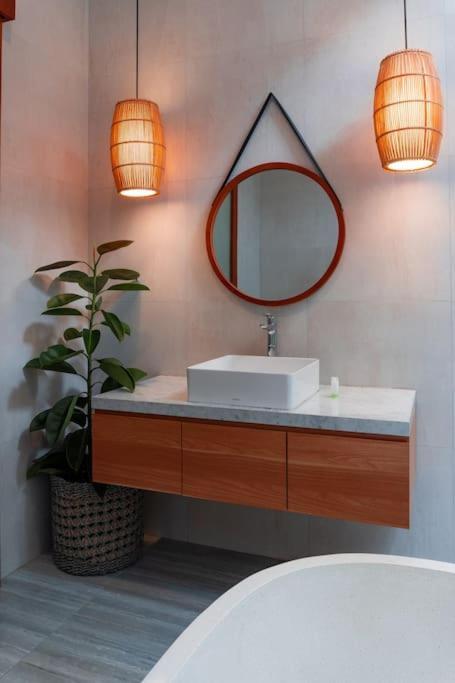 Apartment The Entire Modern In - Outerphi Suweta