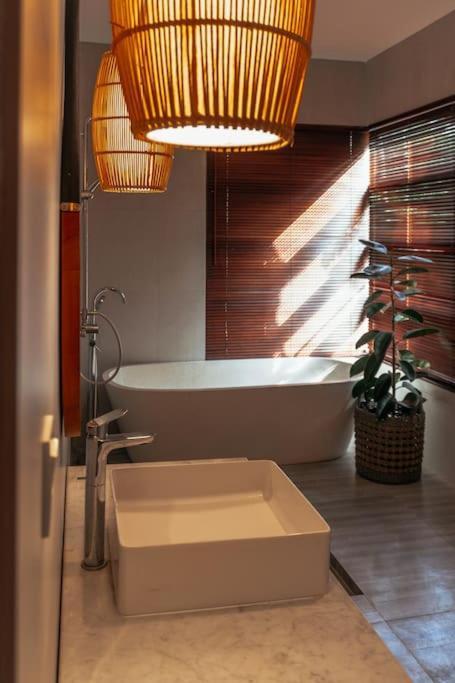 Apartment The Entire Modern In - Outerphi Suweta