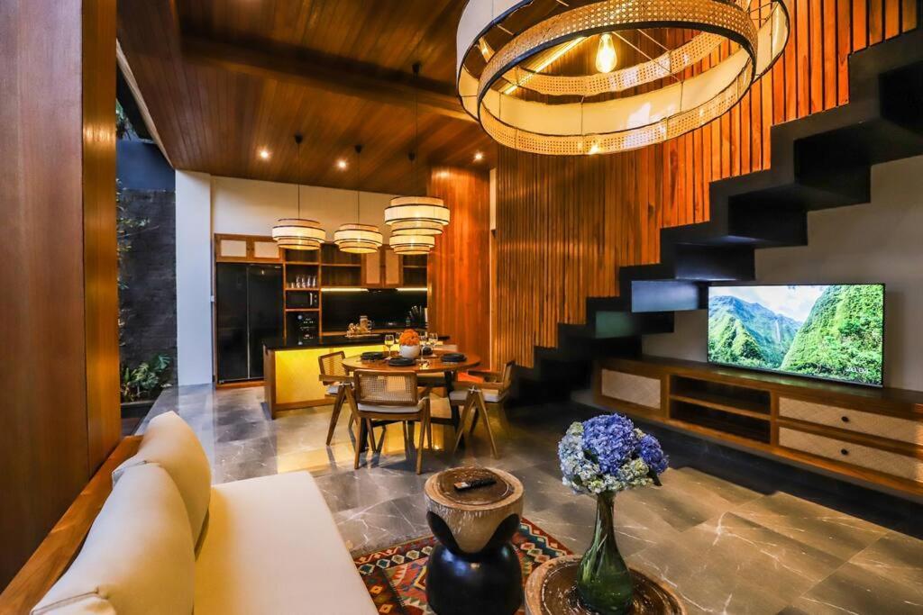 Beyond 3bdr, 2 Fl, 2 Pools, 2 Living Villa