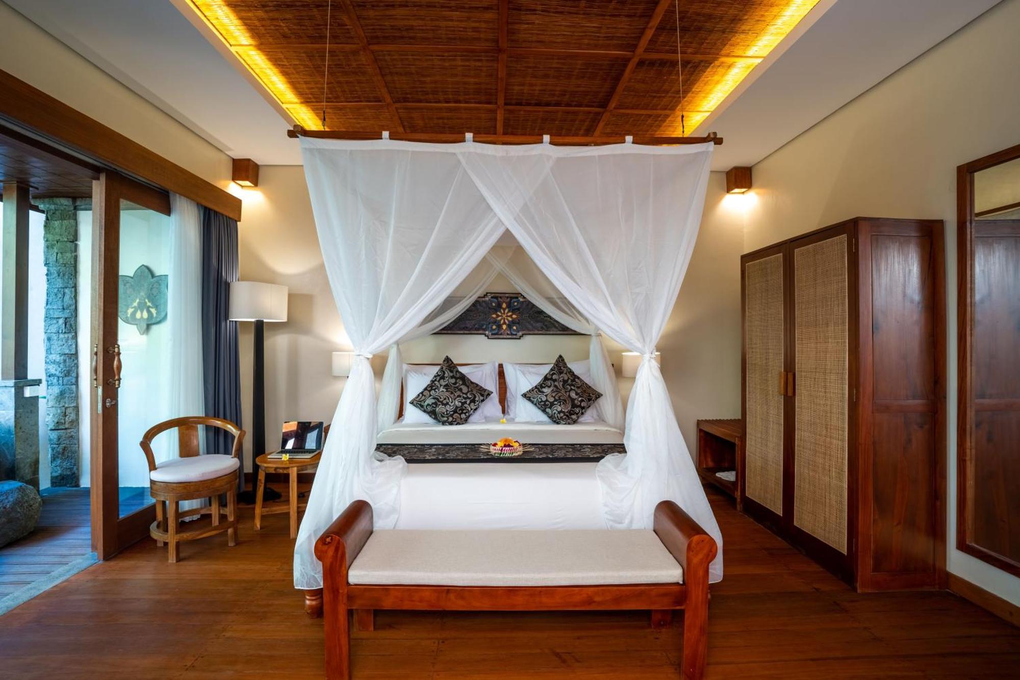 The Compass Rose Resor 3*