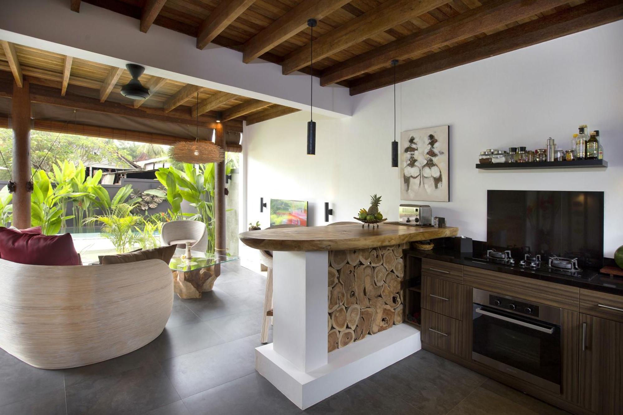 Leonora Villa *
